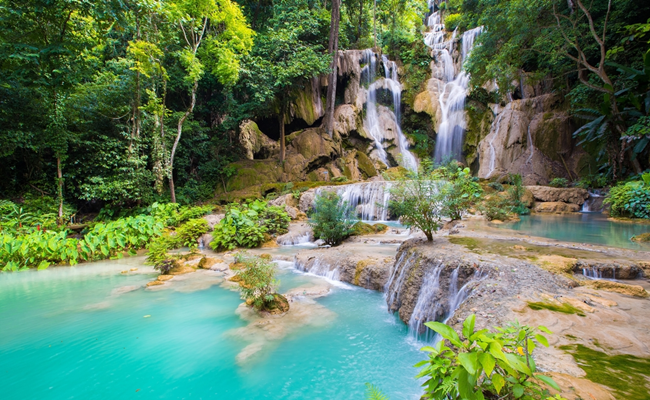 Shopping_in_luang_prabang_laos.png