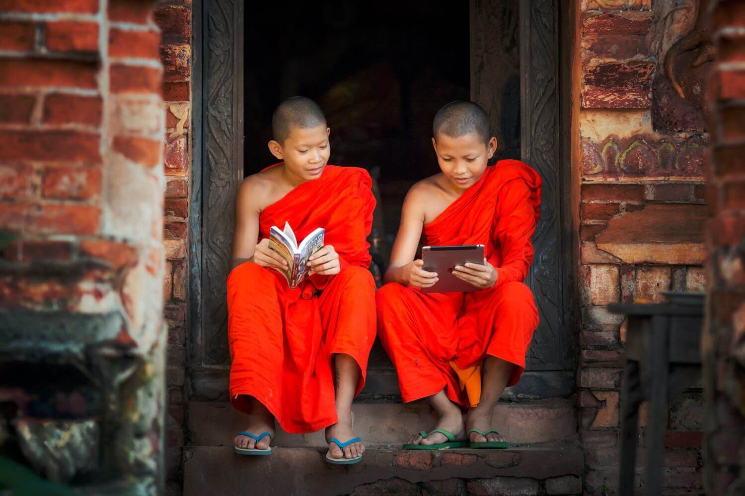 monk_in_luang_prabang_2.jpg