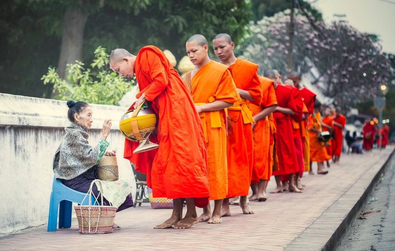 monk_in_luang_prabang_4.jpg