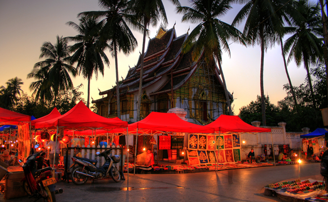 shopping_in_luang_prabang_1.png